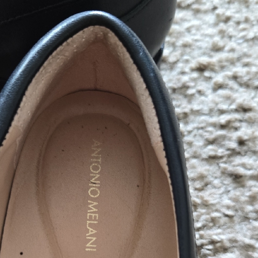 Elegant Black Loafers with Gold Accents - Picture 3 of 4